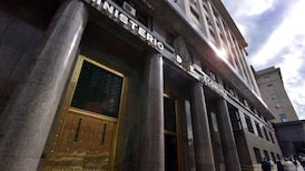 El Tesoro argentino sale a capturar pesos excedentes en licitación fuera de cronograma
